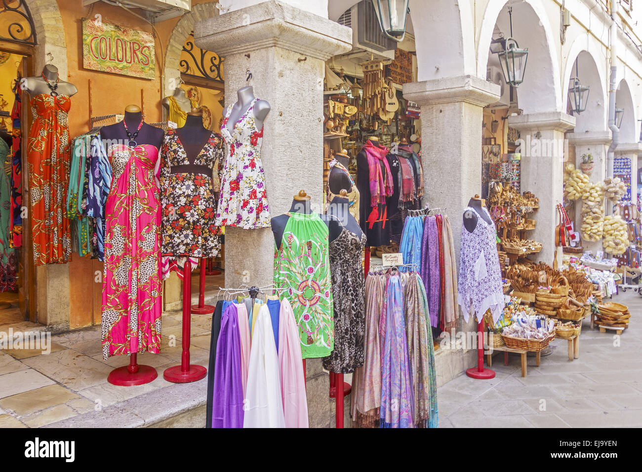 Le merci in vendita la citta di Corfu Corfu Grecia Foto Stock