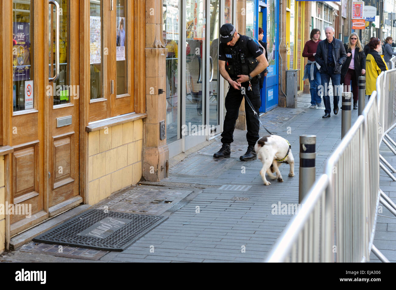 Di polizia con i cani poliziotto Leicester City Centre Foto Stock
