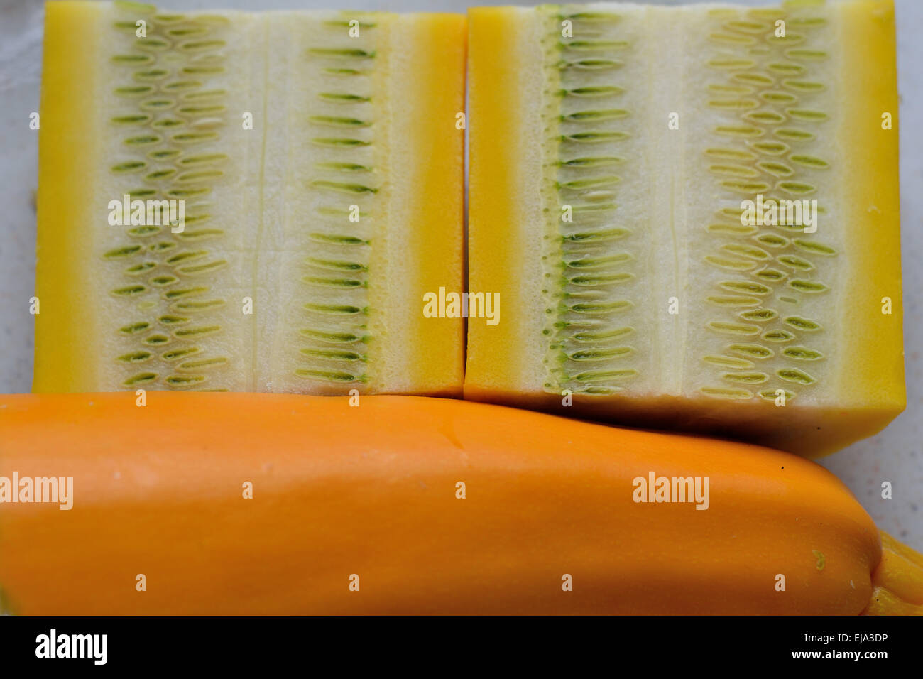 Zucchine giallo appena raccolto Foto Stock