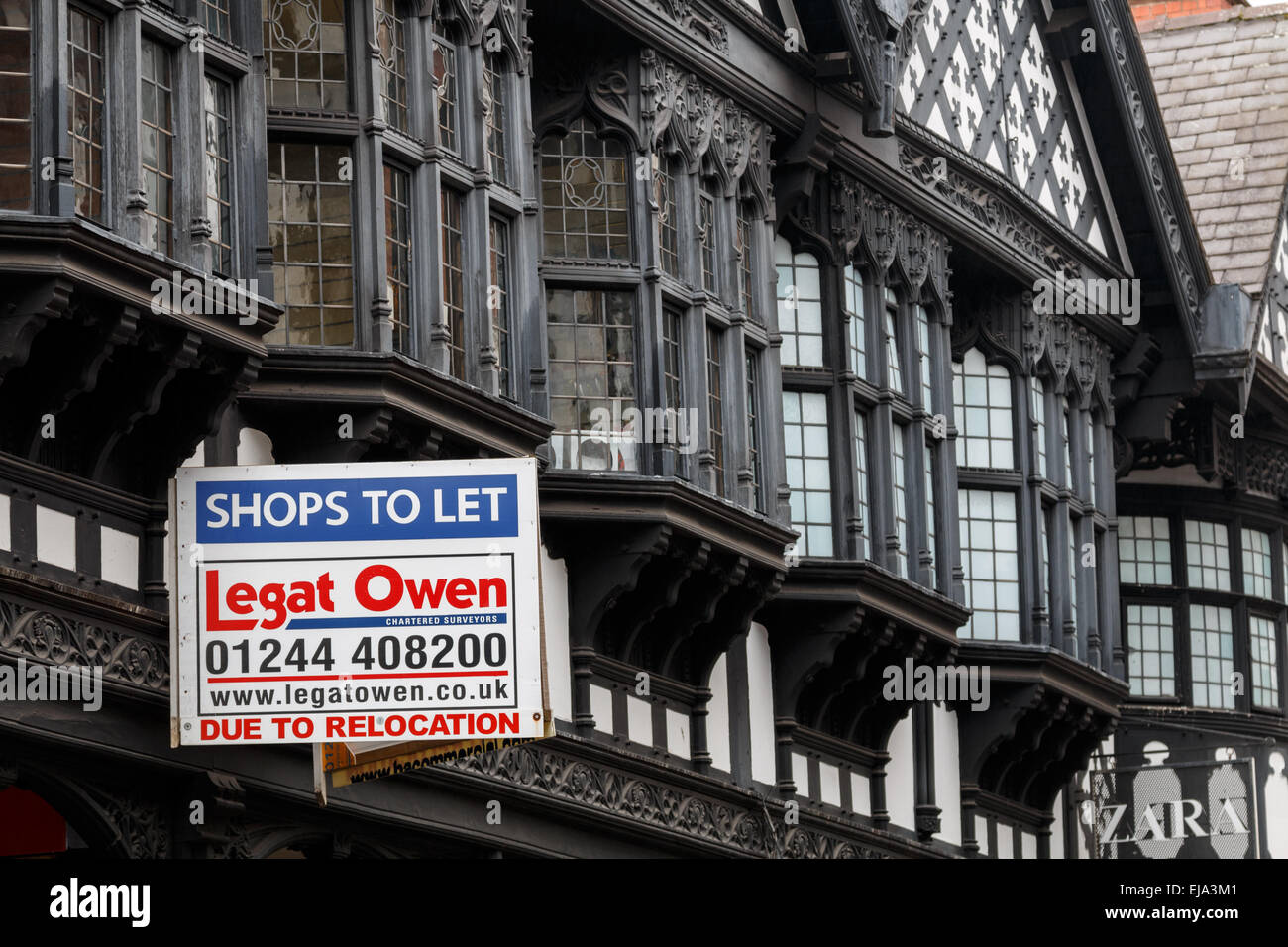 Negozi per far firmare su immobili commerciali - a struttura mista in legno e muratura negozi nel centro storico di Chester. Foto Stock