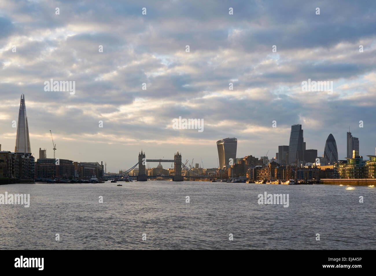 Lo skyline di Londra da Bermondsey, con il fiume Tamigi e il Tower Bridge e la Shard Foto Stock