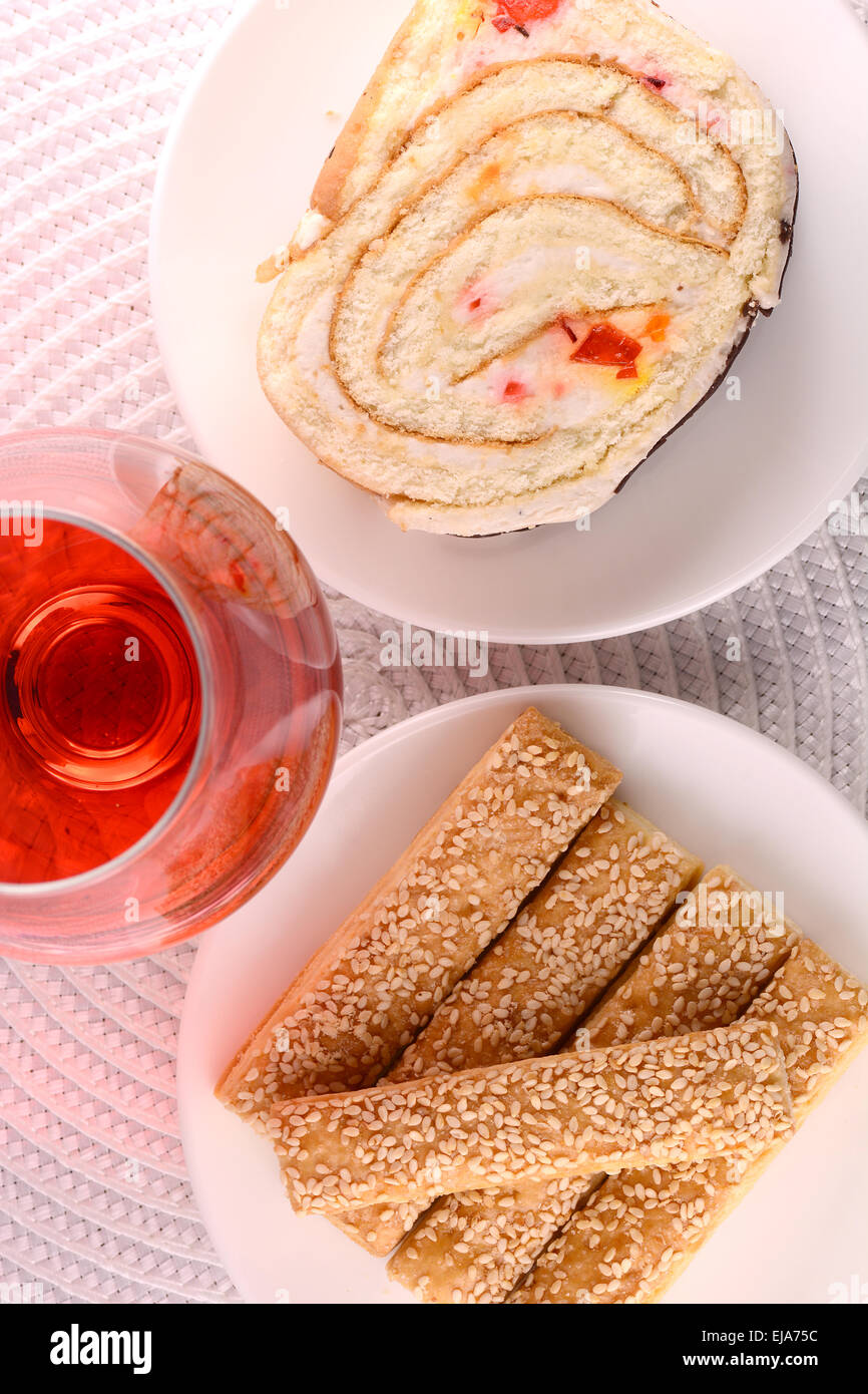 Torta dolce sulla piastra di bianco e vino rosso Foto Stock