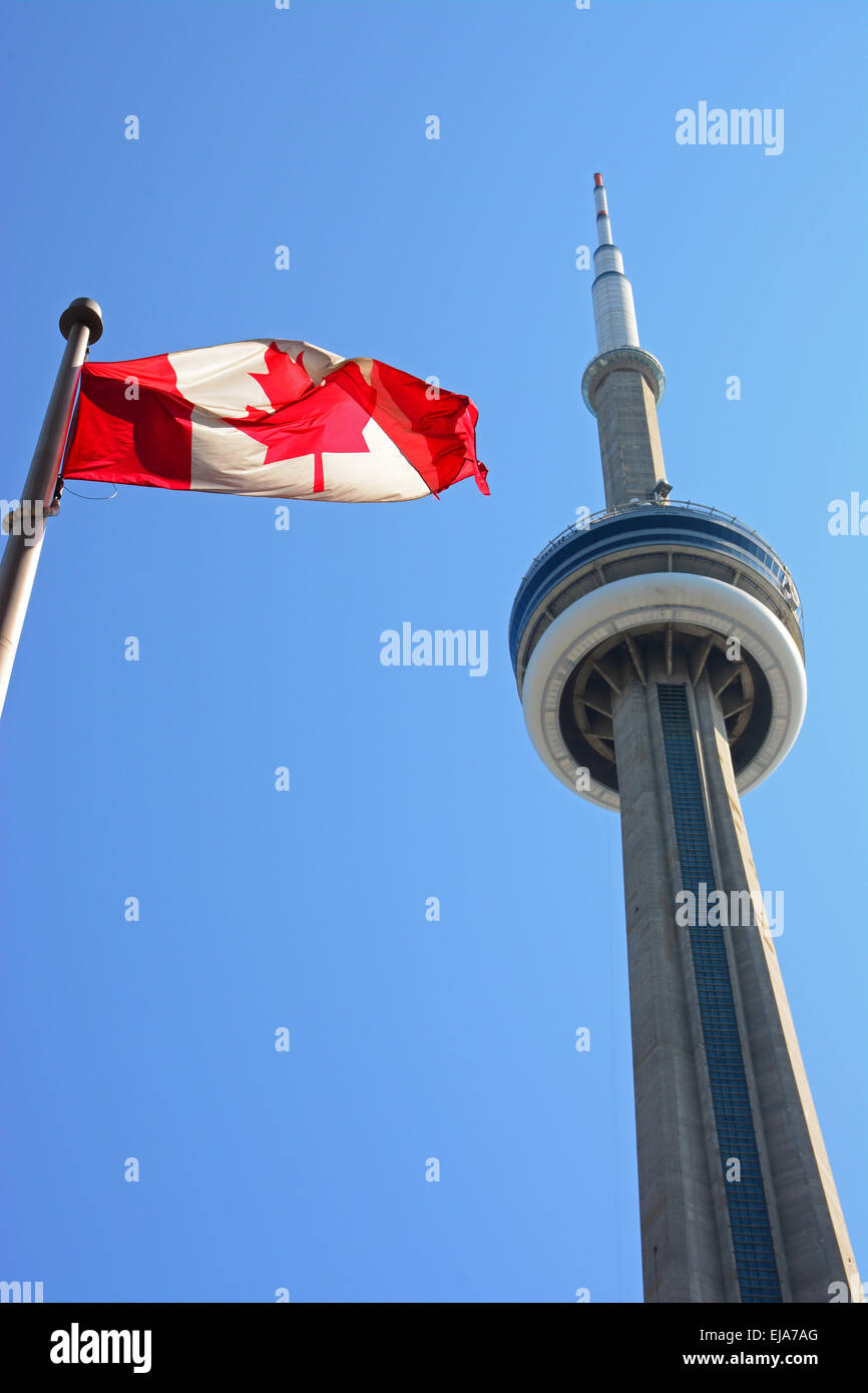 Bandiera canadese, con la CN Tower, Toronto, Canada Foto Stock