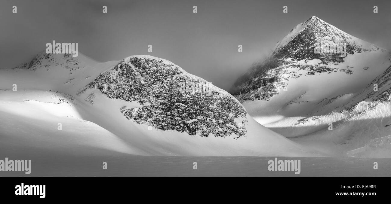Montagne nella luce del mattino, Lapponia, Svezia Foto Stock
