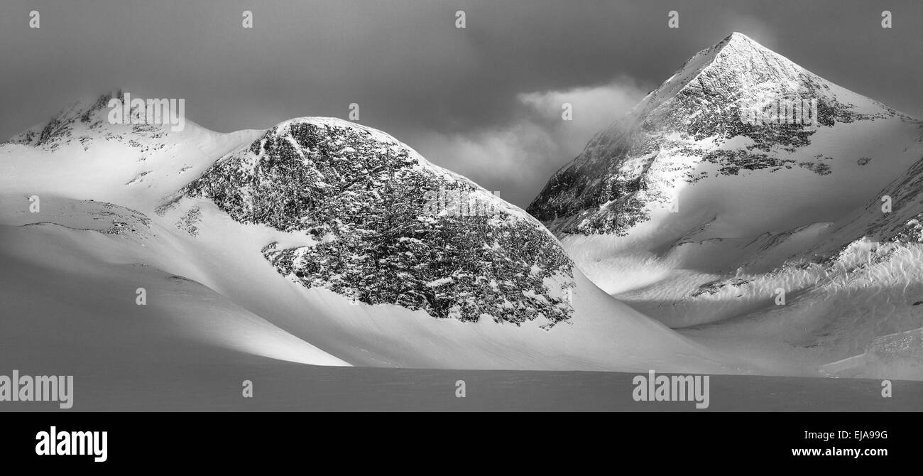 Montagne nella luce del mattino, Lapponia, Svezia Foto Stock