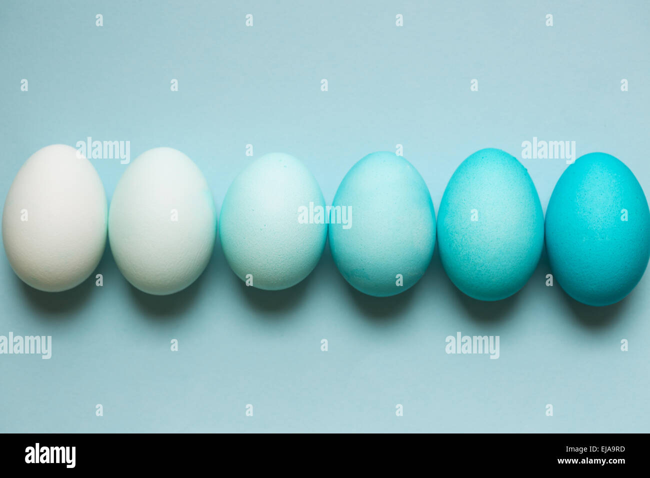 Fila di ombre le uova di Pasqua di vista superiore Foto Stock