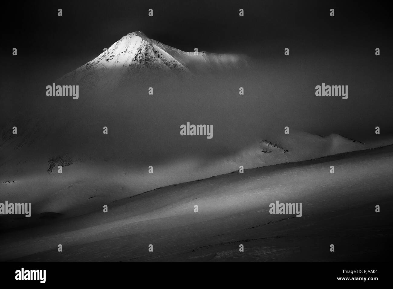 Cima della montagna nella nebbia mattutina, Lapponia, Svezia Foto Stock