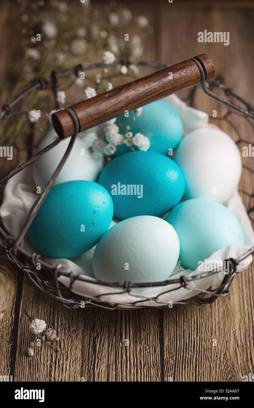 Tinti di uova di Pasqua in un cesto in filo Foto Stock