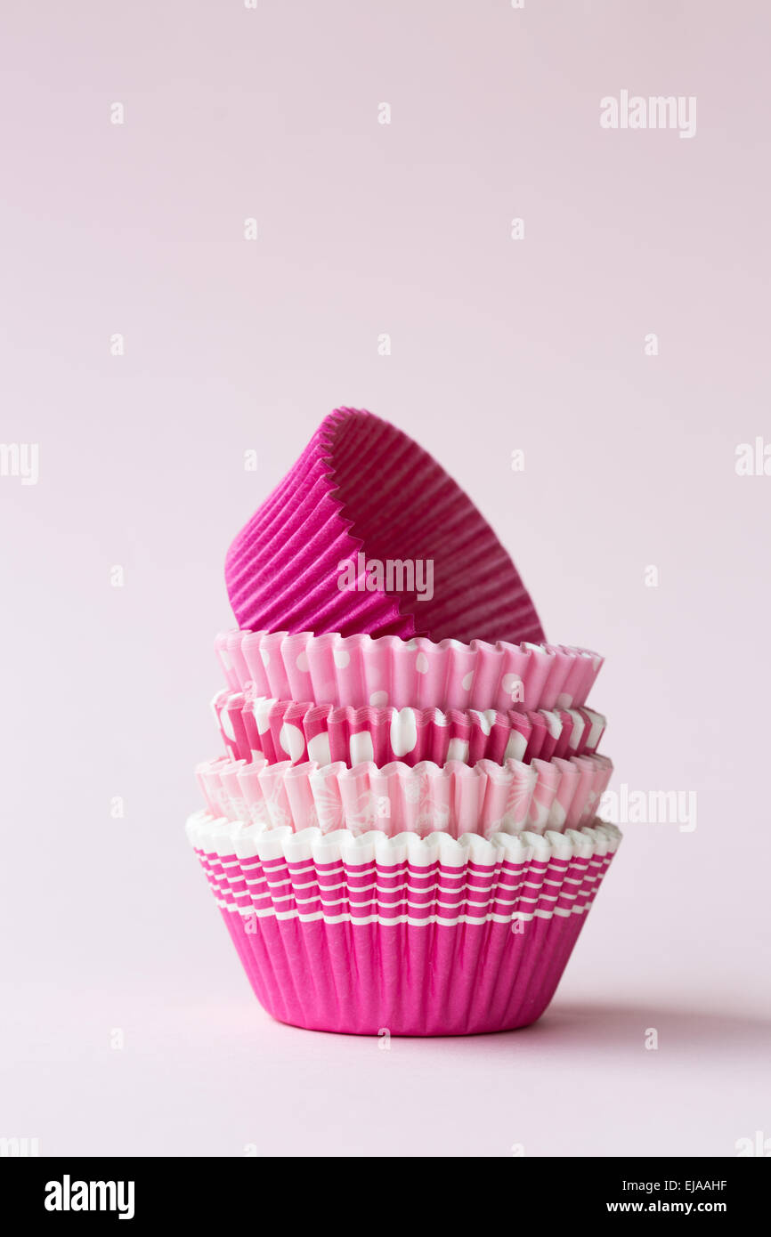 Pila di rosa cupcake casi Foto Stock