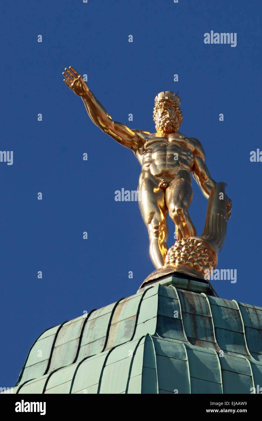 Uomo in oro sul municipio Dresden Foto Stock