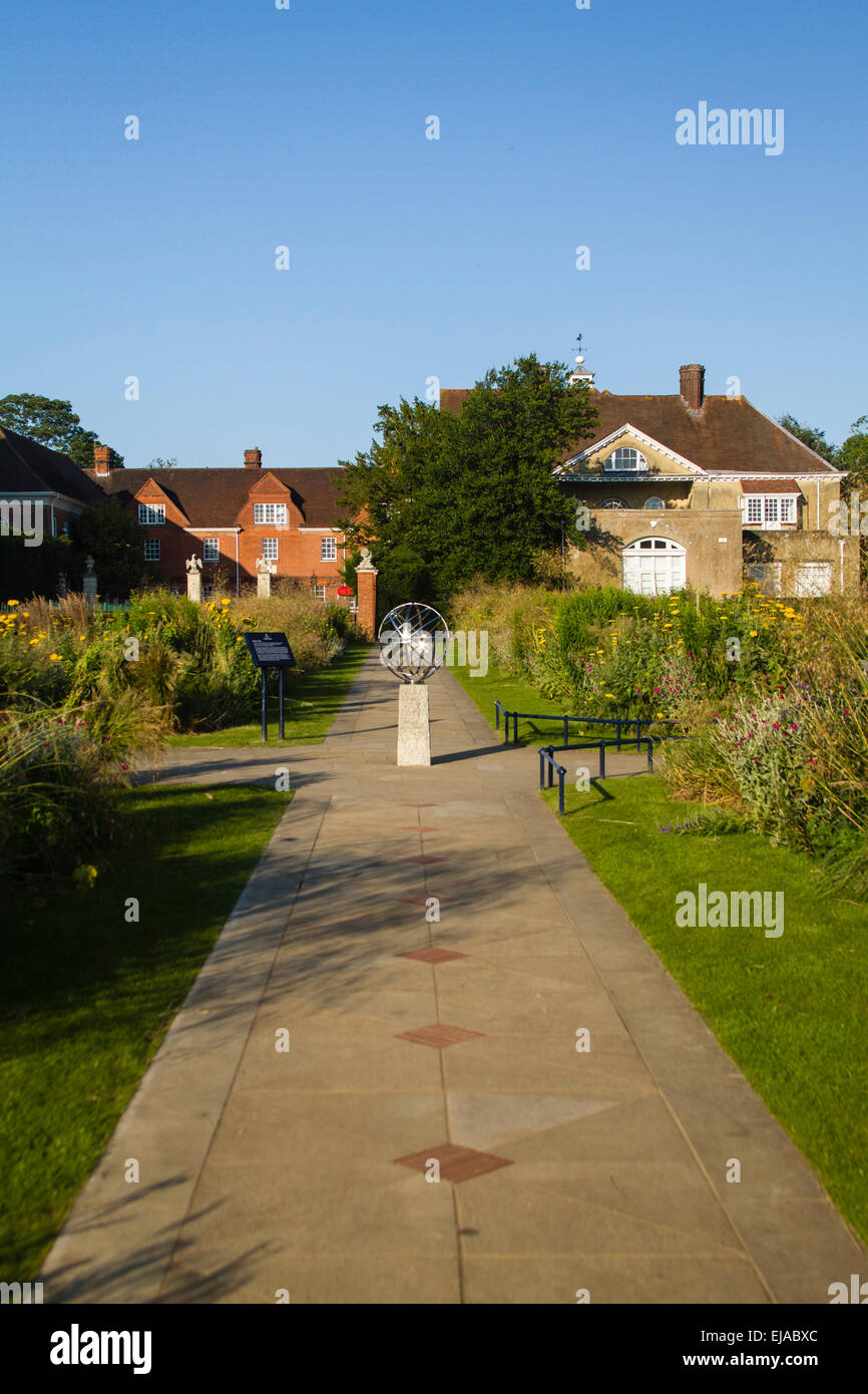 La meridiana, i monaci a piedi, Priory Park, Reigate Foto Stock