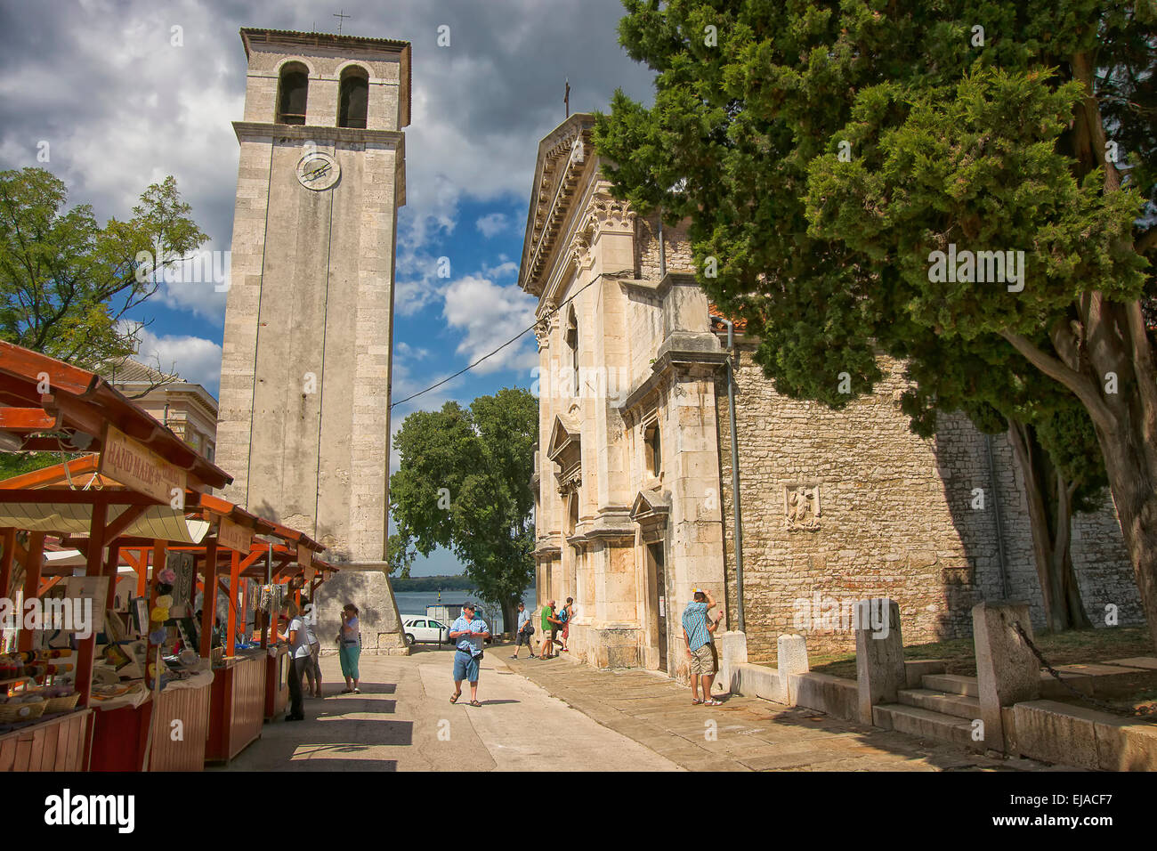 Pola, Croazia - Agosto 29, 2013: la città di Pola strada del mercato vicino  alla cattedrale e la torre campanaria in estate Foto stock - Alamy