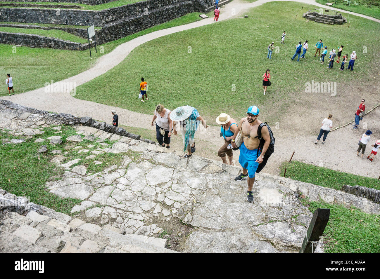 I turisti salita ripida base del Tempio del sole come gli altri percorsi di wander & area di erba tra i templi del gruppo trasversale di Palenque Foto Stock