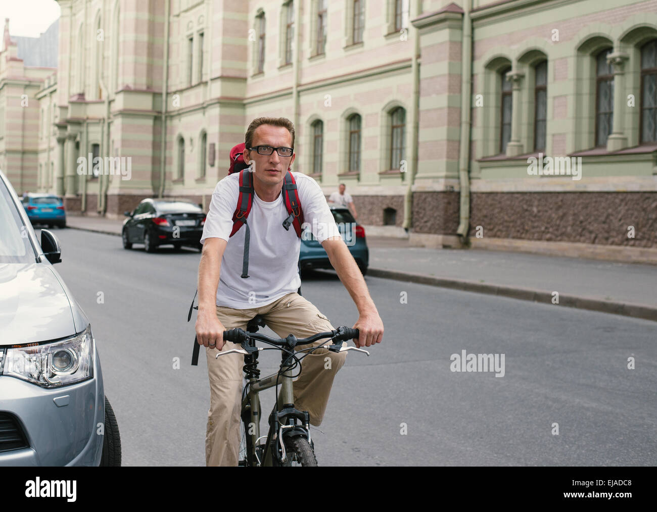 Tourist uomo su una bicicletta in una strada di città Foto Stock