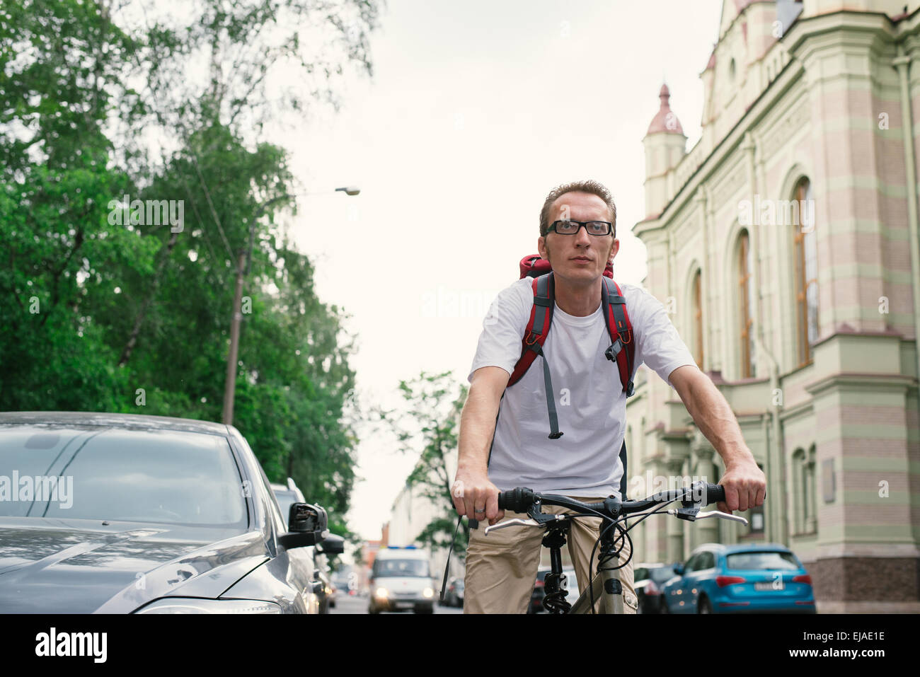 Tourist uomo su una bicicletta in una strada di città Foto Stock