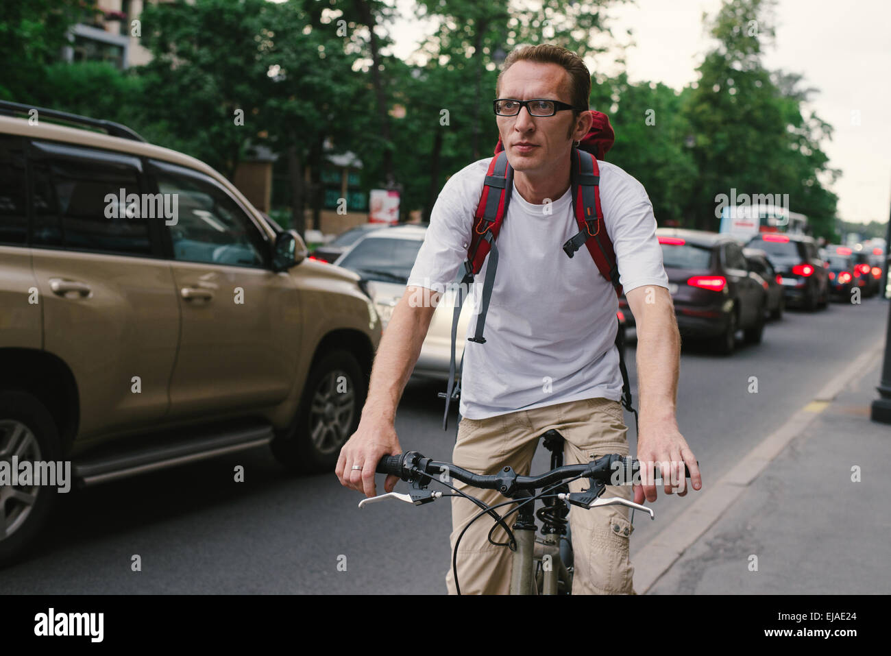 Tourist uomo su una bicicletta in una strada di città Foto Stock