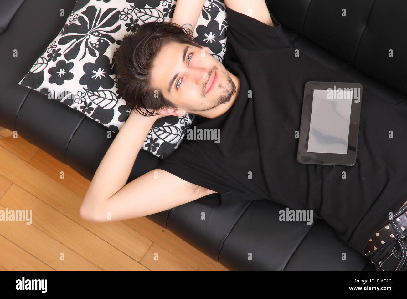 Giovane uomo con PC aTablet Foto Stock