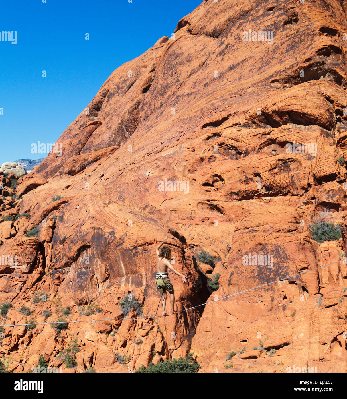 L'uomo highlining al Red Rock Canyon National Conservation Area vicino a Las Vegas Foto Stock