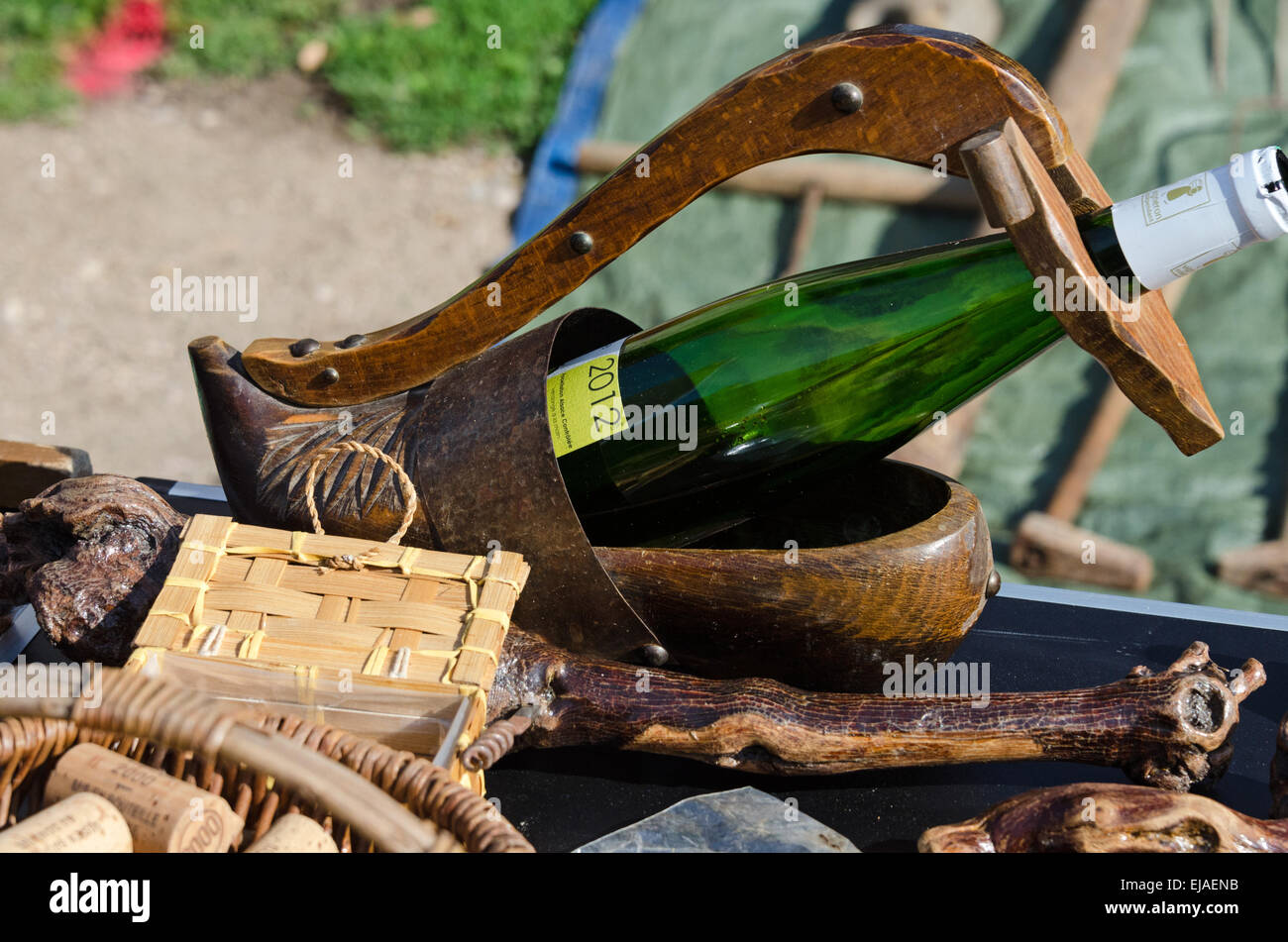 Titolare del vino fatta da un cassone di legno in agosto mercatino delle pulci in Gigny-sûr-Saône, Borgogna, Francia. Foto Stock