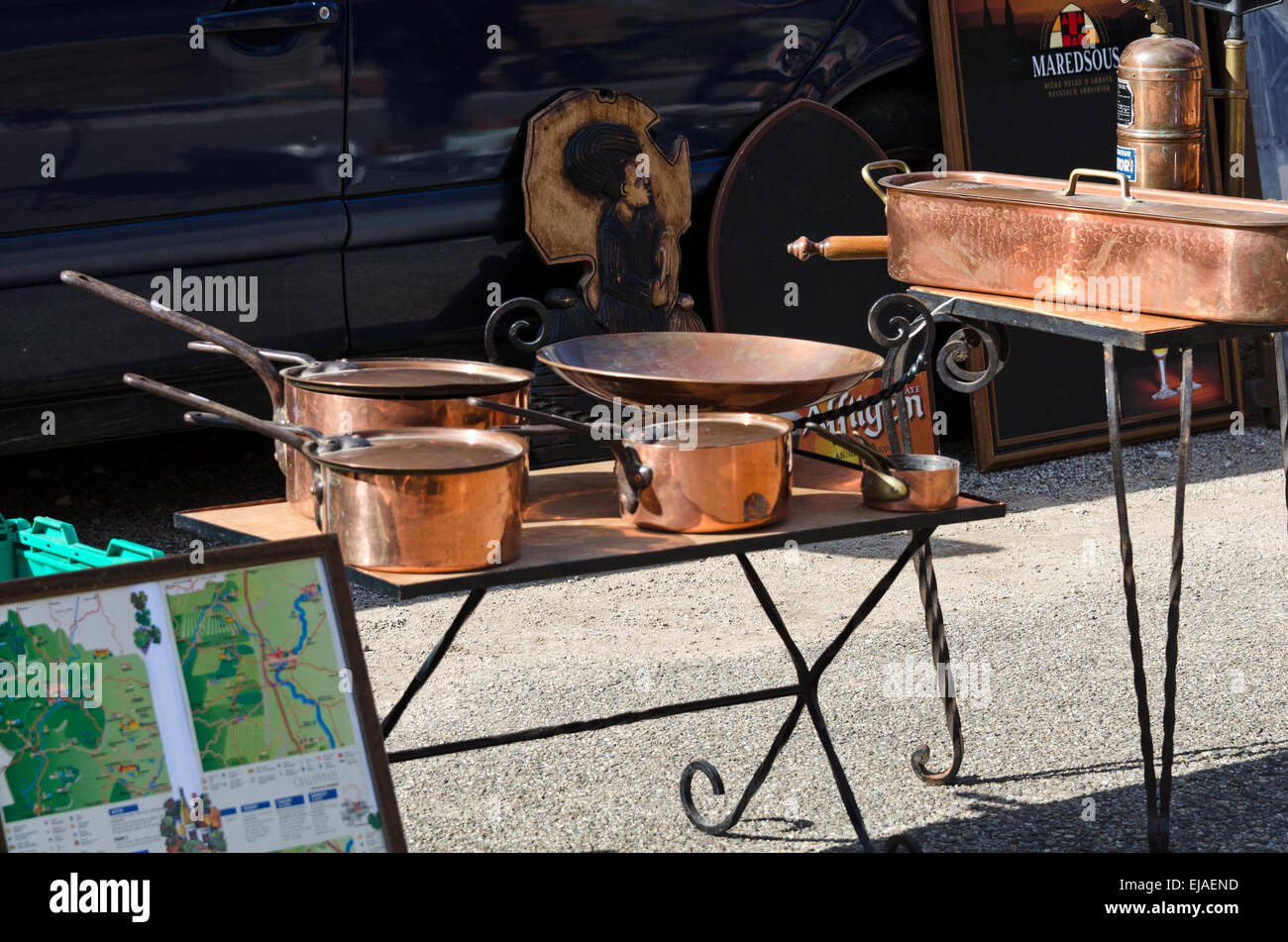 Stoviglie di rame per la vendita in agosto mercatino delle pulci in Gigny-sûr-Saône, Borgogna, Francia. Foto Stock