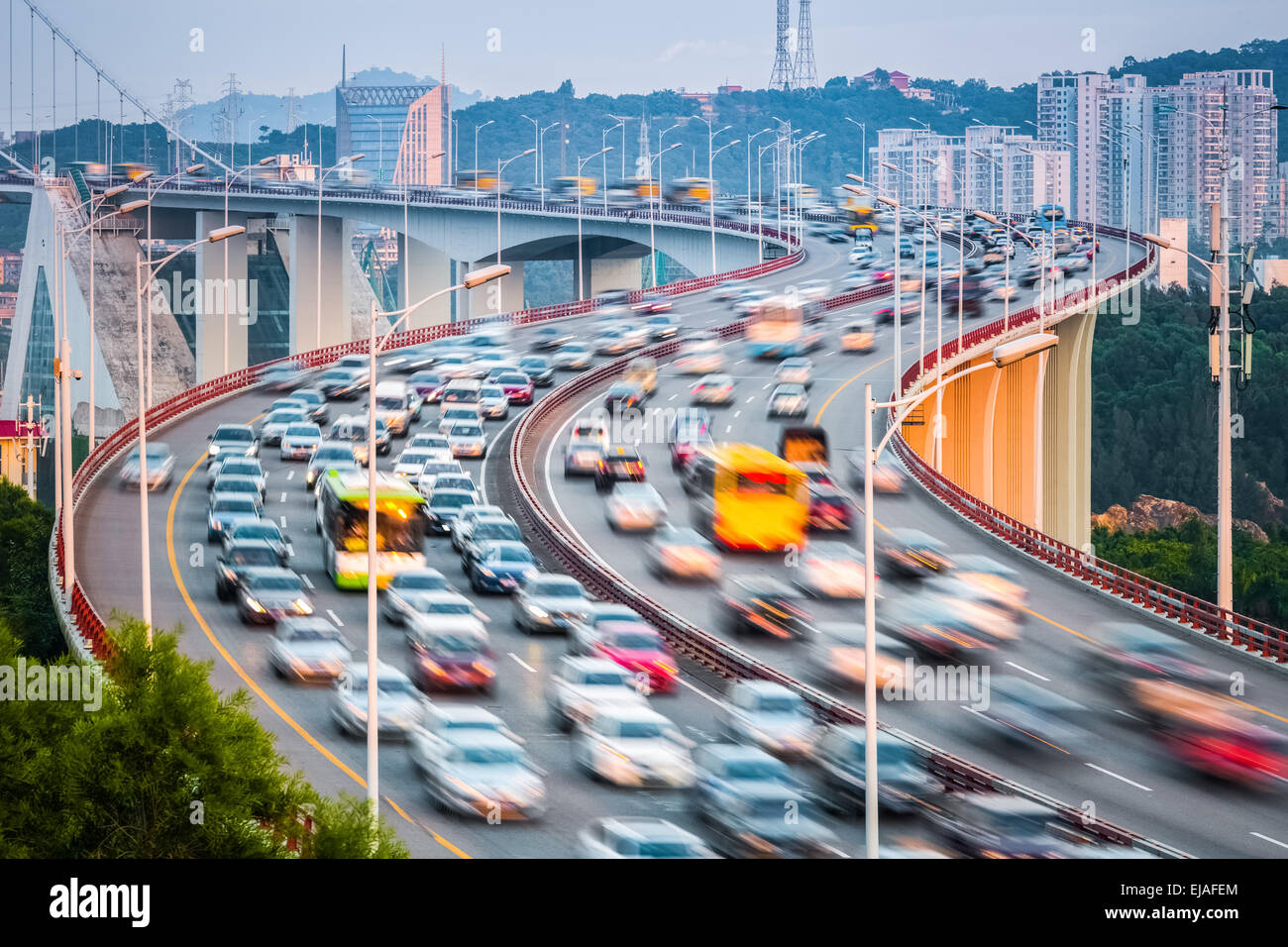 Ponte di approccio in sunset Foto Stock