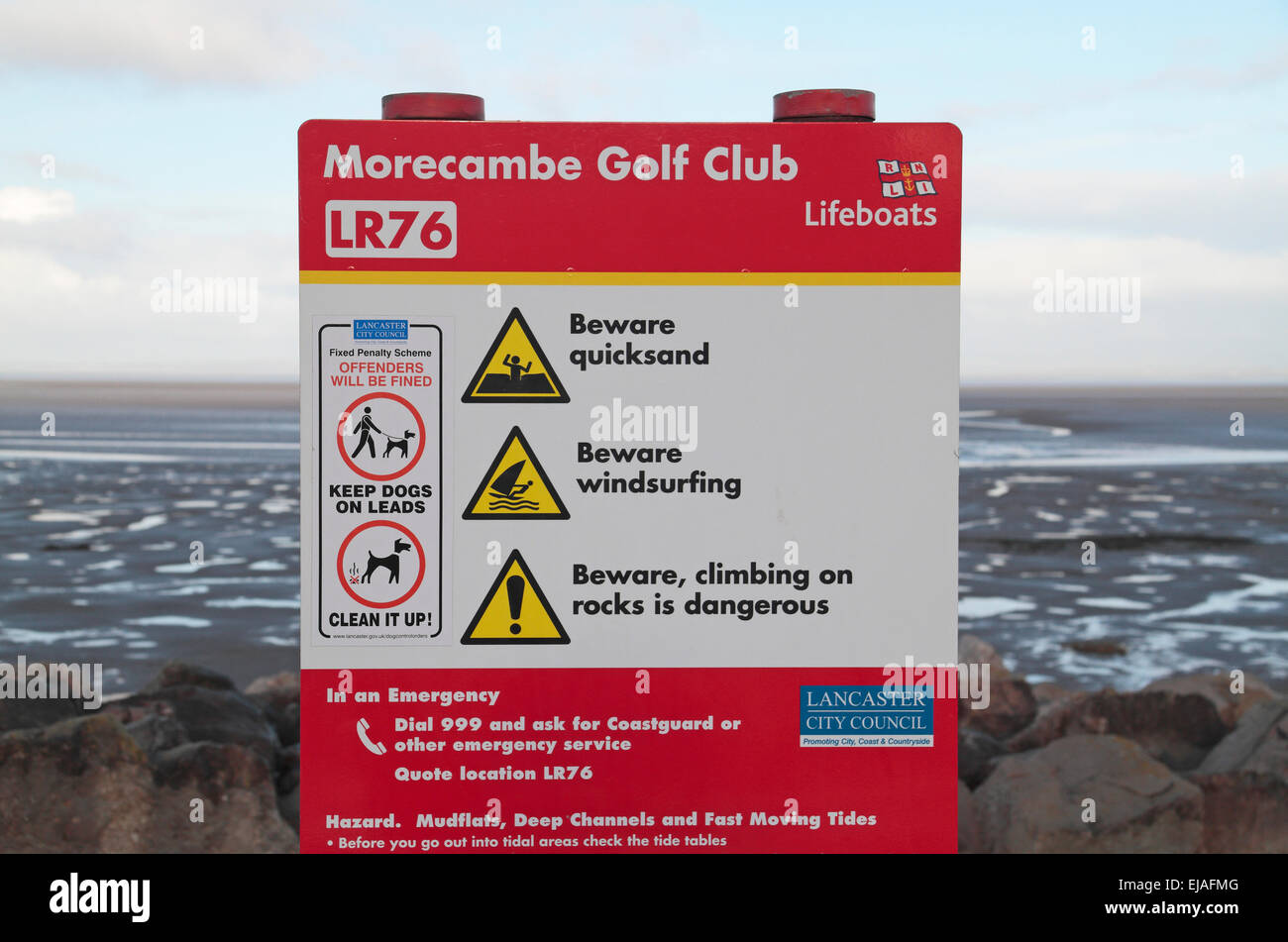 Spiaggia di segno di avvertimento sul lungomare vicino a Morecambe campo da golf, Morecambe, Lancashire, Regno Unito. Foto Stock