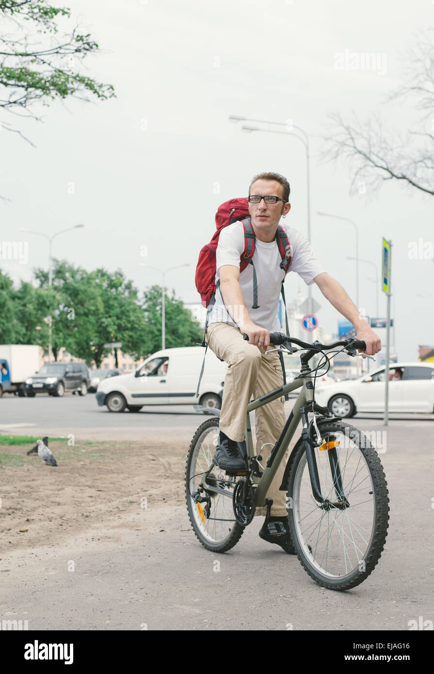 Uomo in bici su strada moderna Foto Stock