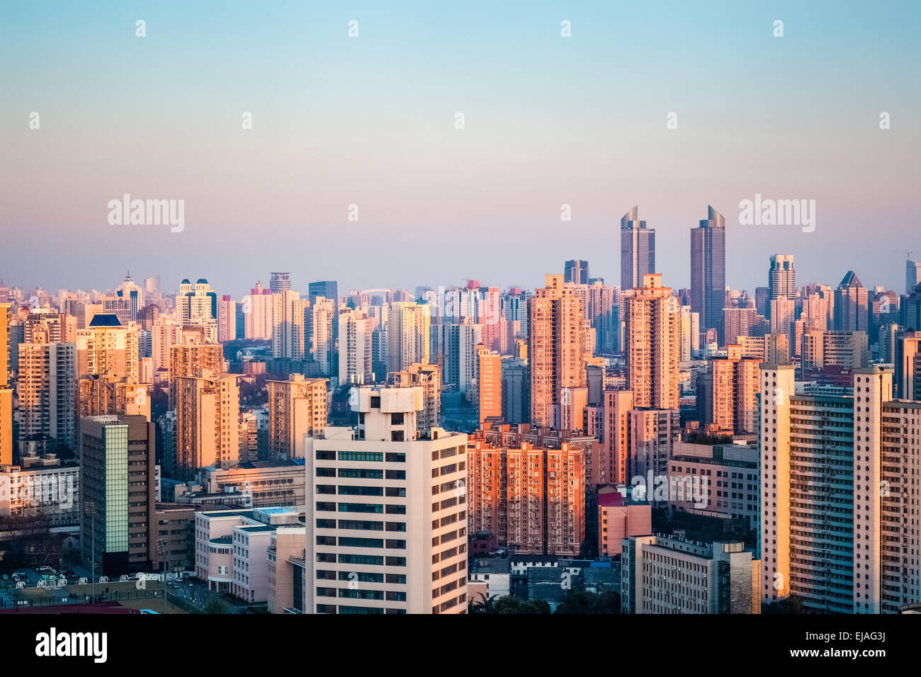 Città moderna al crepuscolo Foto Stock