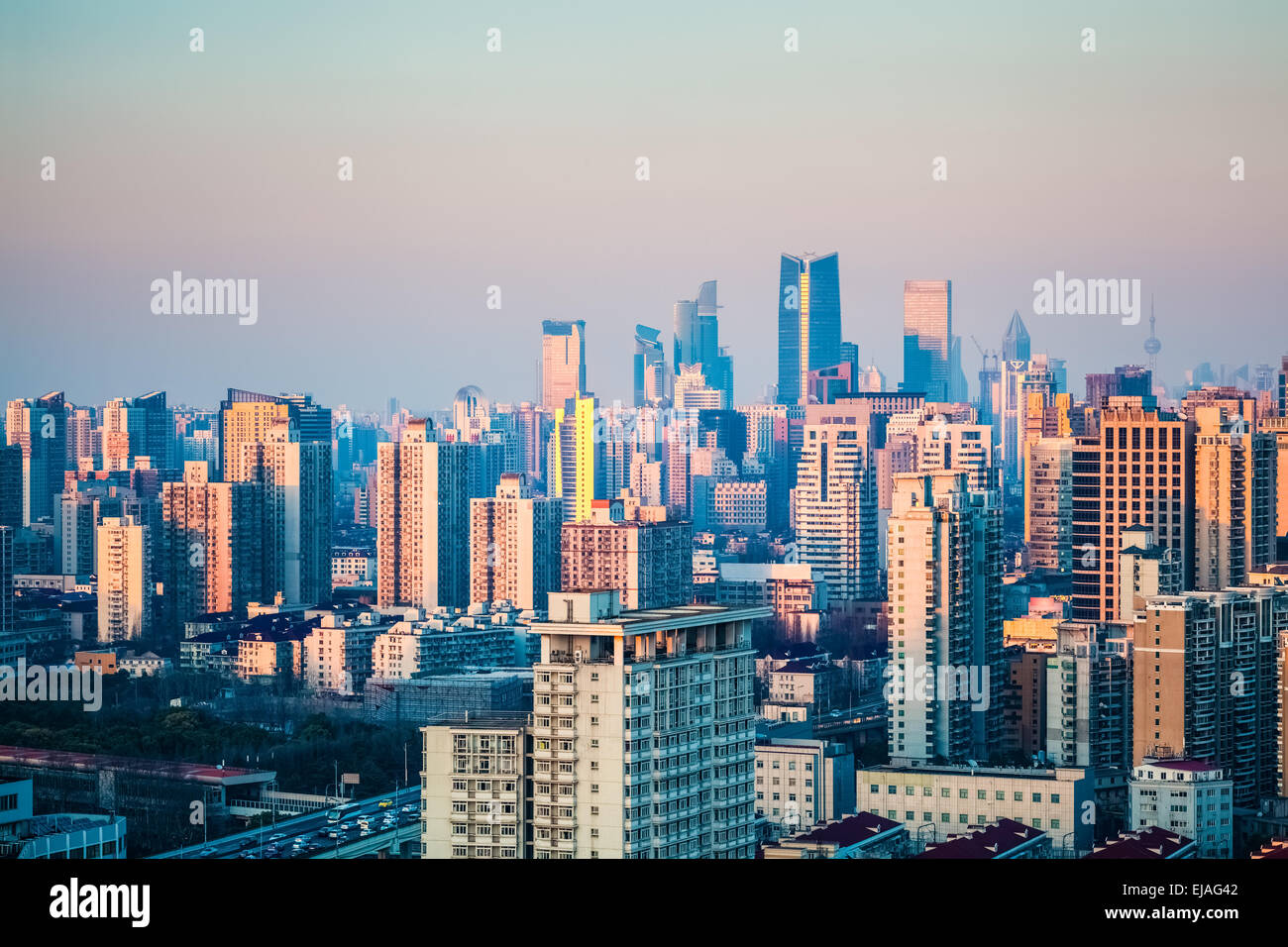 Shanghai foresta urbana edifici al crepuscolo Foto Stock