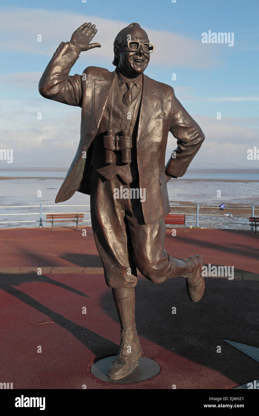 Eric Morecambe statua in bronzo di Graham Ibbeson sulla Promenade di Blackpool, Lancashire, Inghilterra, Regno Unito Foto Stock