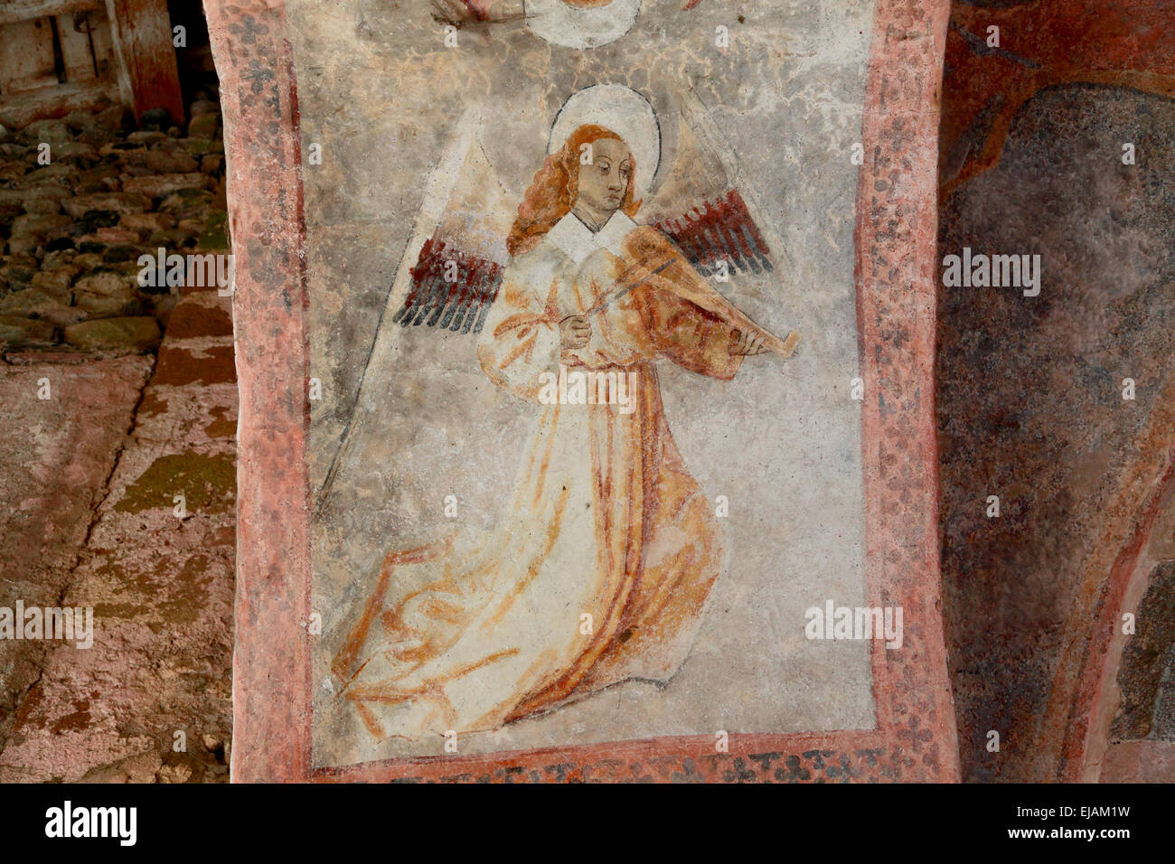 Affresco medioevale nel portico del XIV secolo la chiesa di Notre Dame de Tramesaygues Audressein Foto Stock