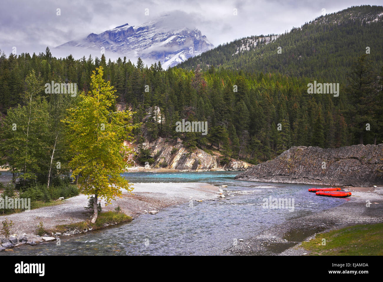 Barche rosso di un kayak sul fiume costa Foto Stock