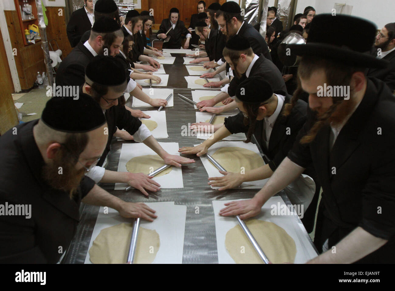 (150323) -- RECHOVOT (Israele), 23 marzo 2015 (Xinhua) -- Ultra-Orthodox ebrei rendere matzo per la prossima festa ebraica di pasqua in una panetteria di Rechovot, centrale di Israele, il 23 marzo 2015. Matzo è un pane azzimo tradizionalmente consumato dagli ebrei durante la settimana di Pasqua vacanza, quando mangiare chametz, pane e altri cibi a base di grano lievitato, è vietata in base al Jewish legge religiosa. La Pasqua è un importante biblicamente derivati festival ebraico. Il popolo ebraico celebrare la Pasqua come una commemorazione della loro liberazione oltre 3.300 anni fa da Dio dalla schiavitù in Egitto Foto Stock