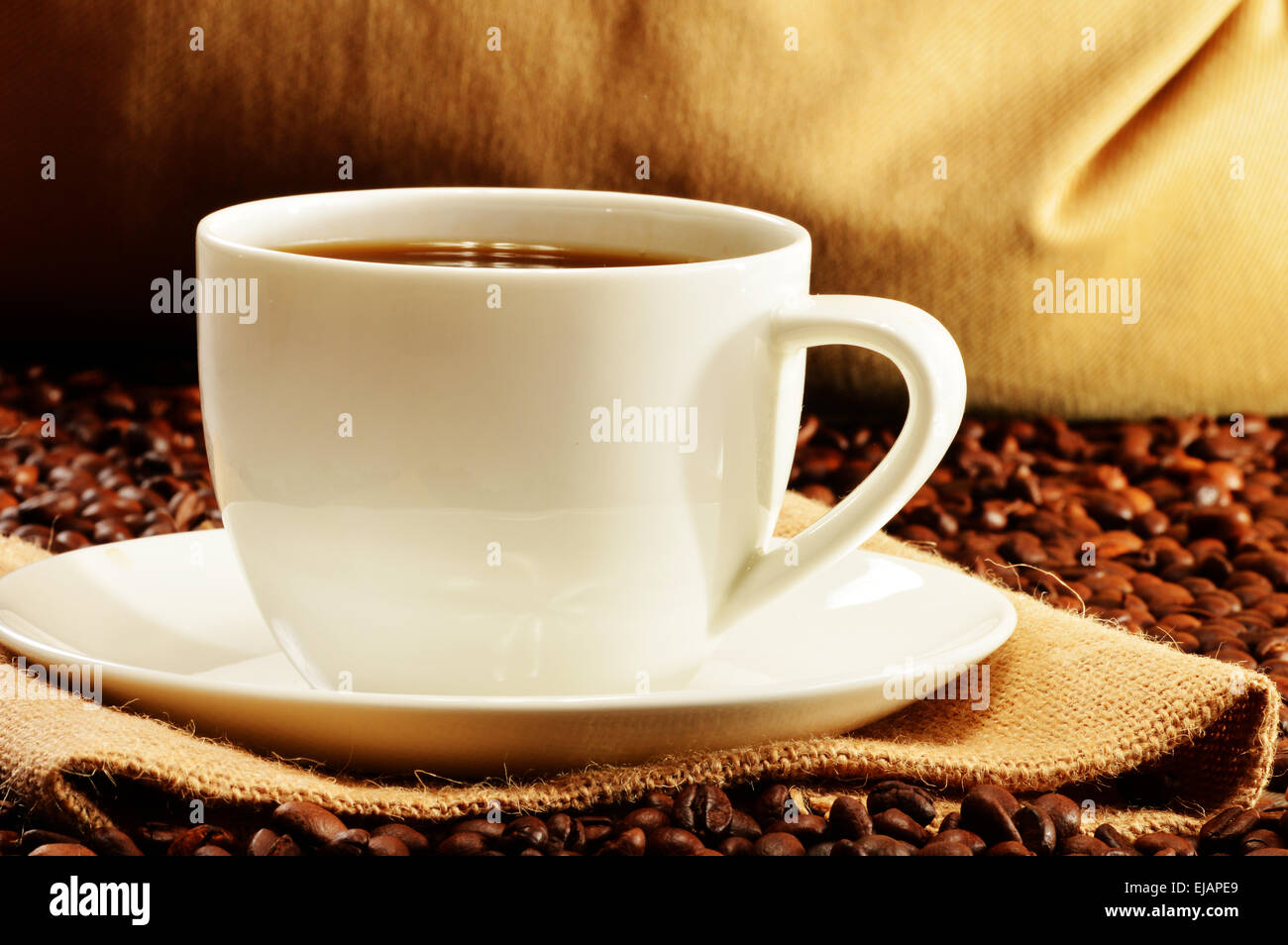 Composizione con tazza bianca e i chicchi di caffè Foto Stock