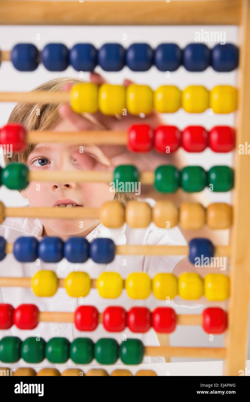 Studente facendo matematica su abacus Foto Stock