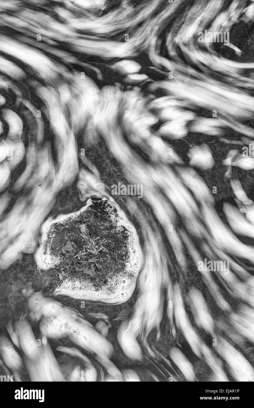 Streaming di acqua intorno a una pietra, la Lapponia Foto Stock