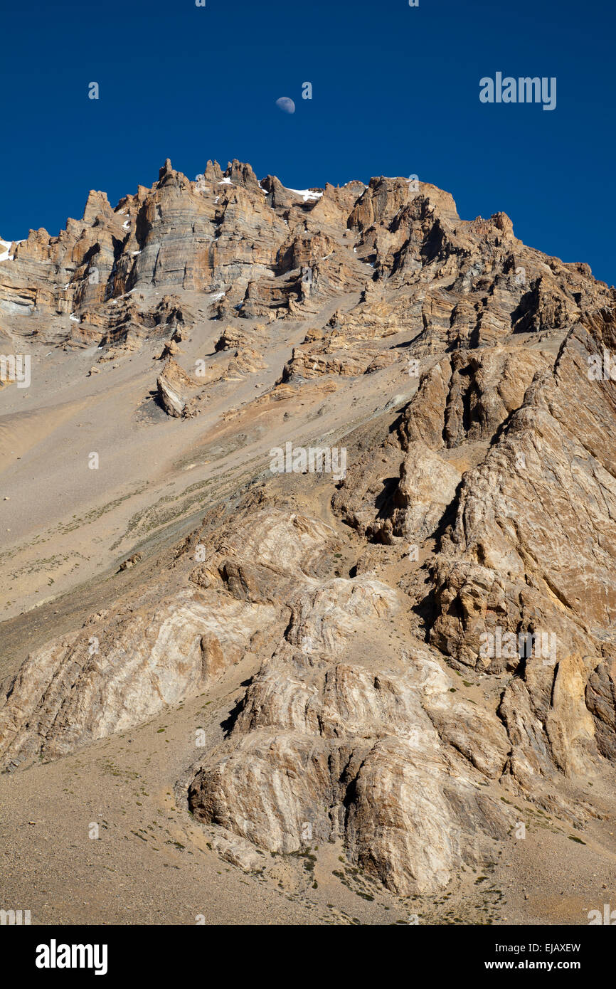 La luna sorge al di sopra del Himalaya a Pang alta nella regione himalayana del Ladakh, India Foto Stock