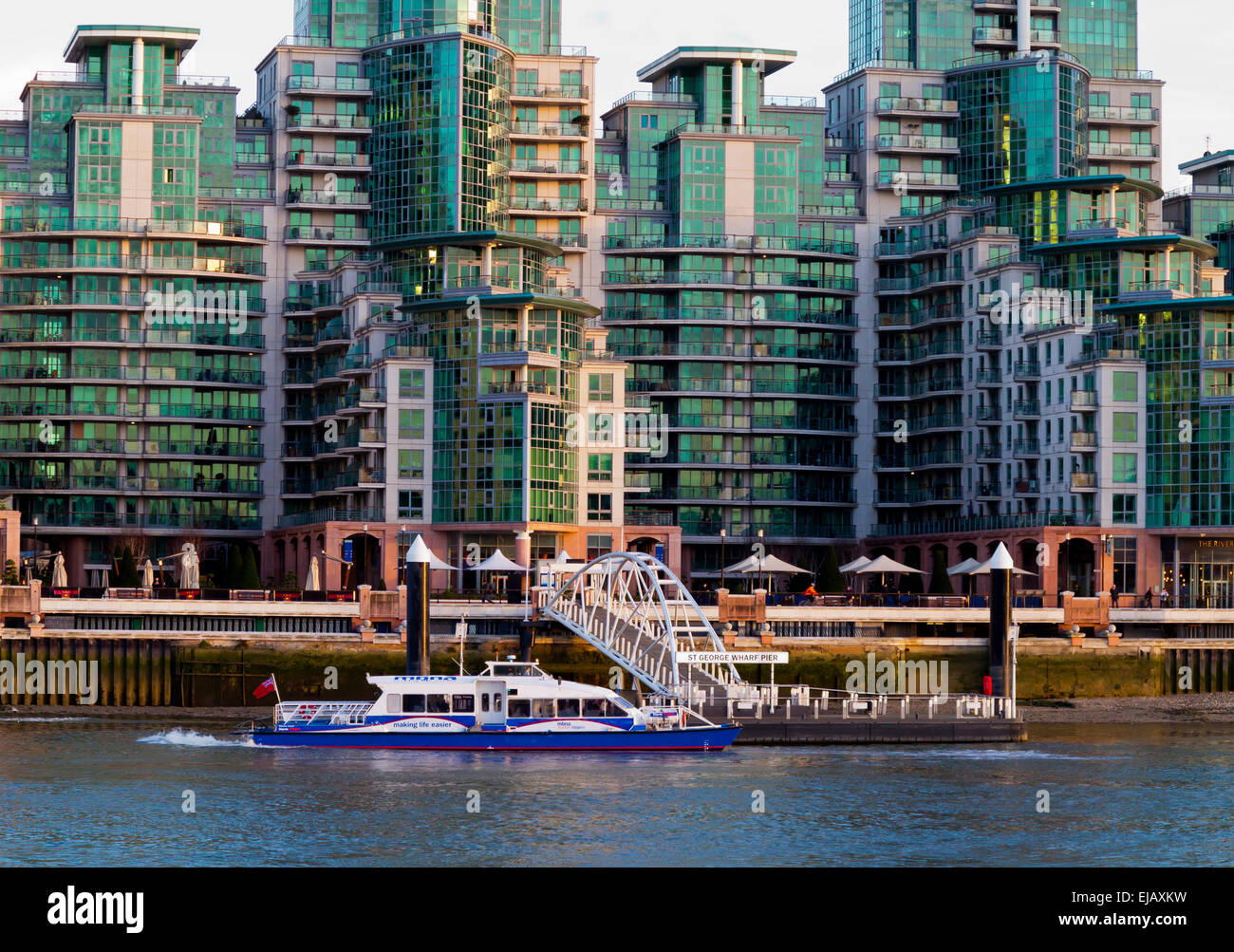 St George Wharf riverside sviluppo di appartamenti di lusso sulla riva sud del fiume Tamigi vicino alla Vauxhall Bridge London REGNO UNITO Foto Stock