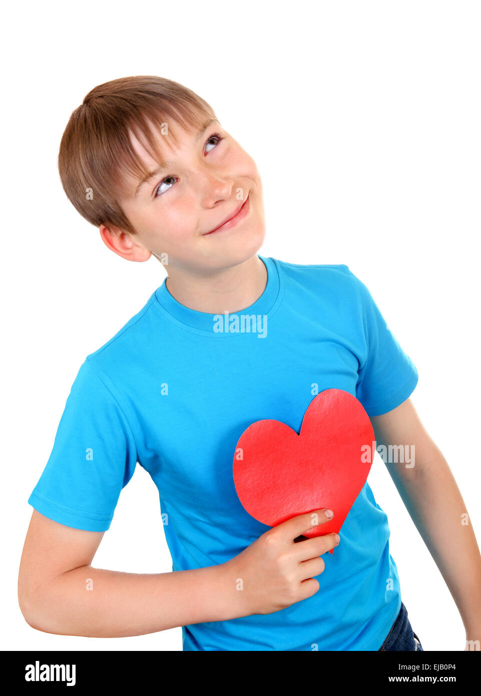 Kid detiene il cuore rosso forma Foto Stock