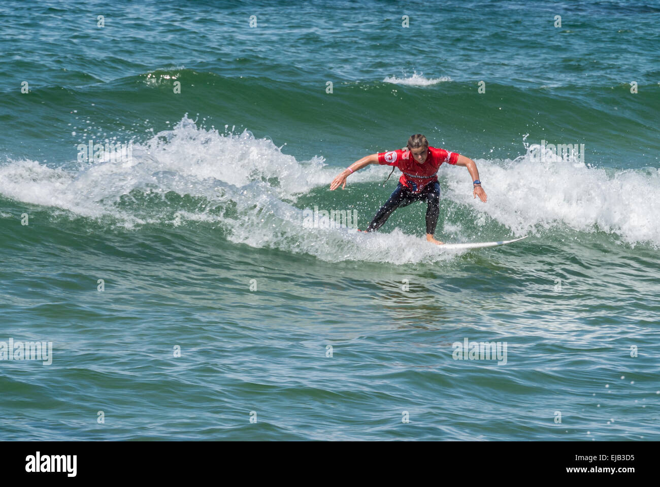 Femmina Pro surfer in azione in mare presso il Boardmasters gara di surf Fistal beach Newquay Foto Stock