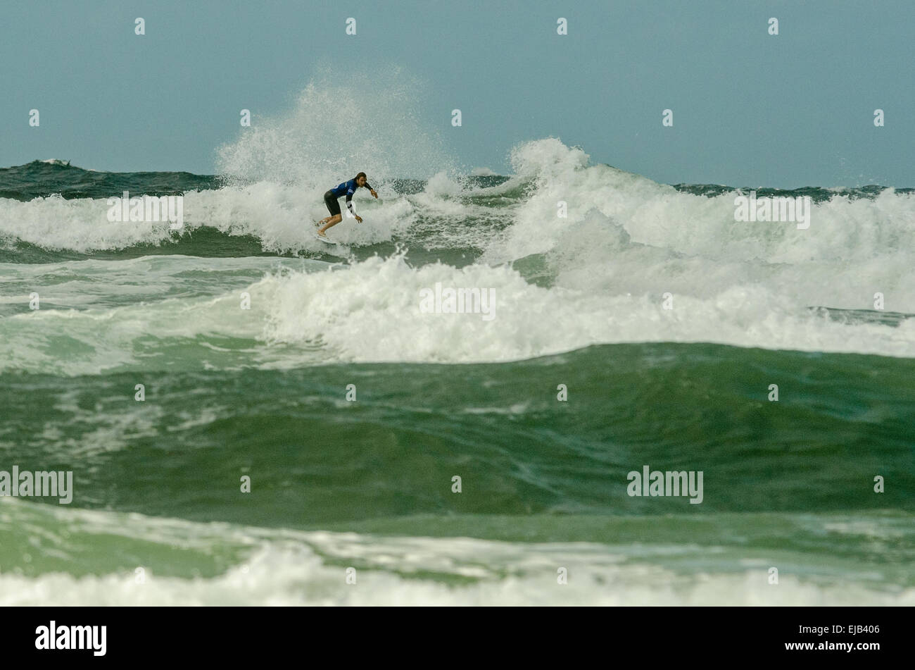 Maschio Pro surfer in azione in mare presso il Boardmasters gara di surf Fistal beach Newquay Foto Stock