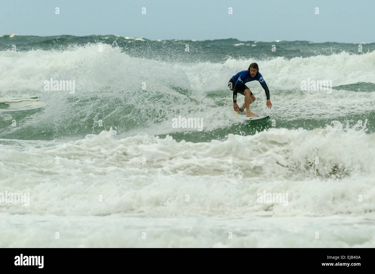 Maschio Pro surfer in azione in mare presso il Boardmasters gara di surf Fistal beach Newquay Foto Stock