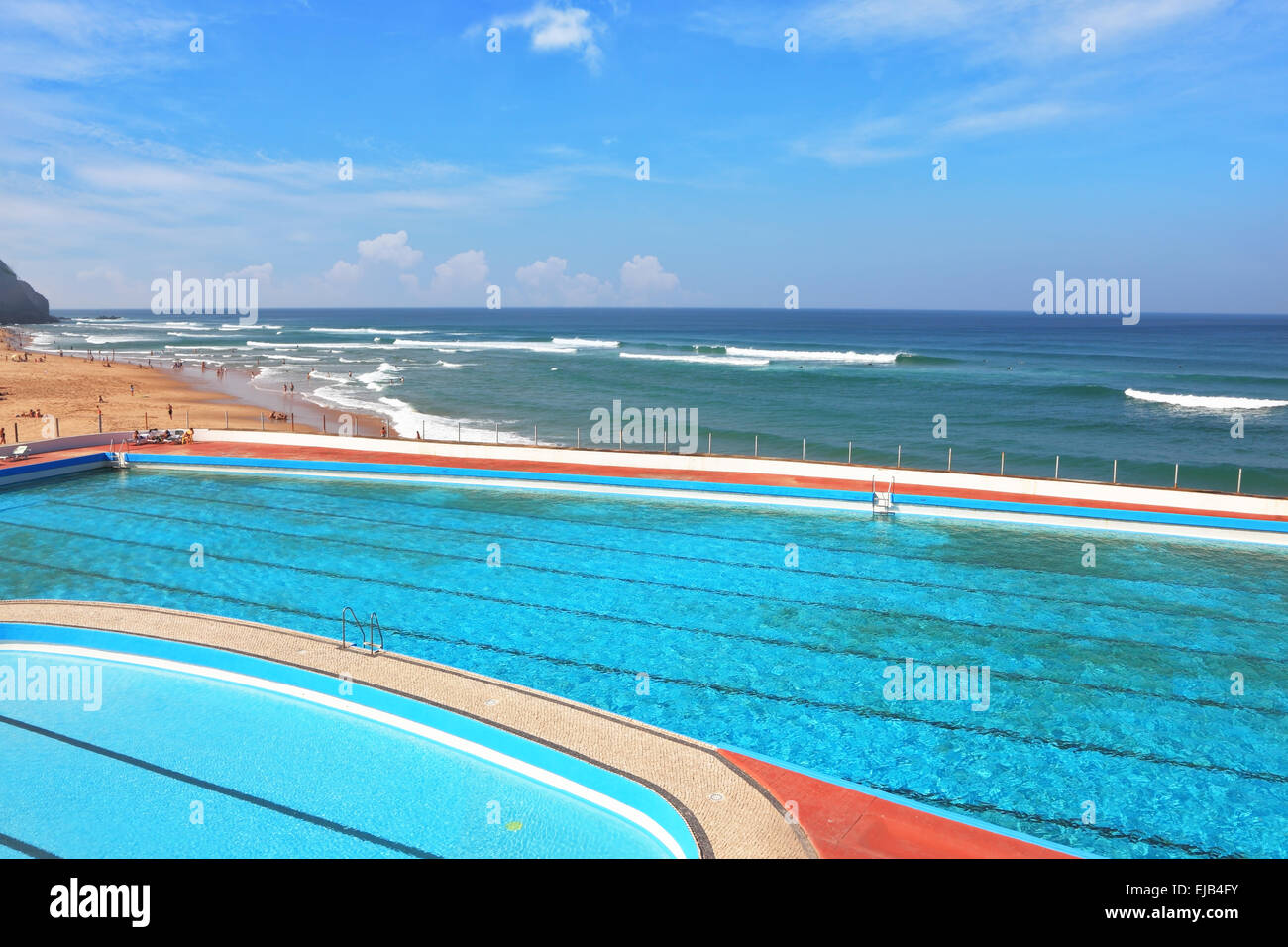 Una piscina sulla spiaggia costa atlantica Foto Stock