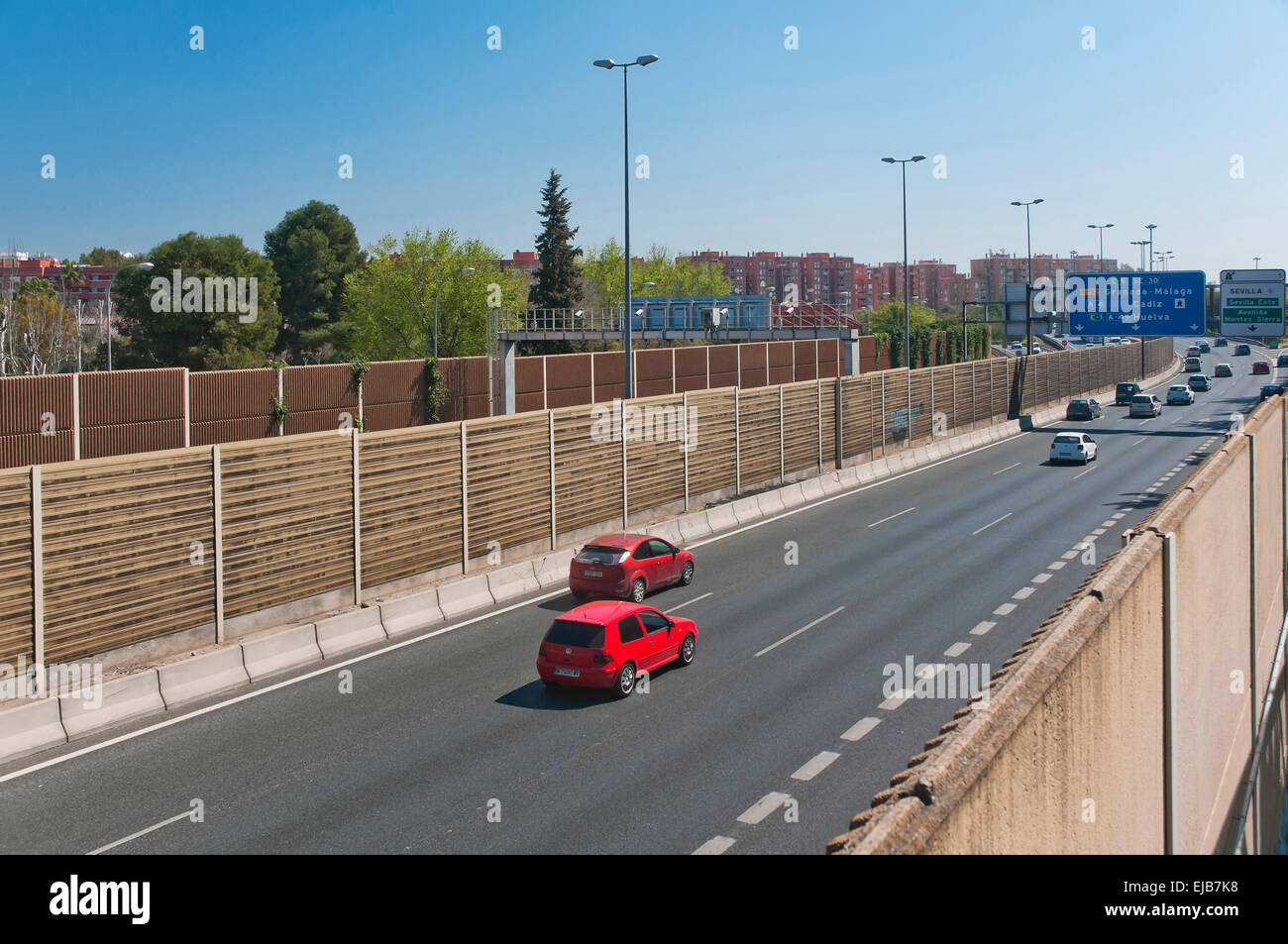 Barriere acustiche sulla strada, Siviglia, regione dell'Andalusia, Spagna, Europa Foto Stock