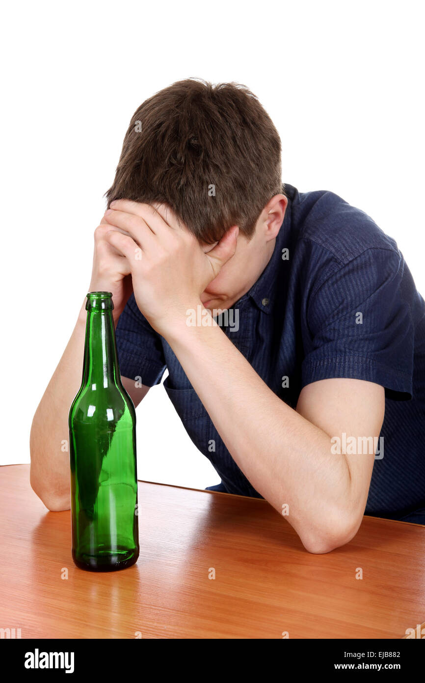Triste adolescente in alcool dipendenza Foto Stock