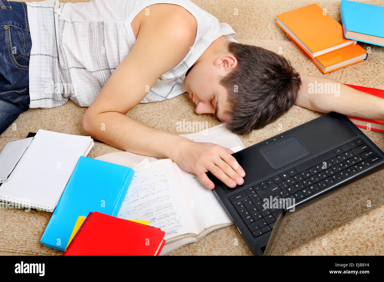 Stanco studente sleeping Foto Stock