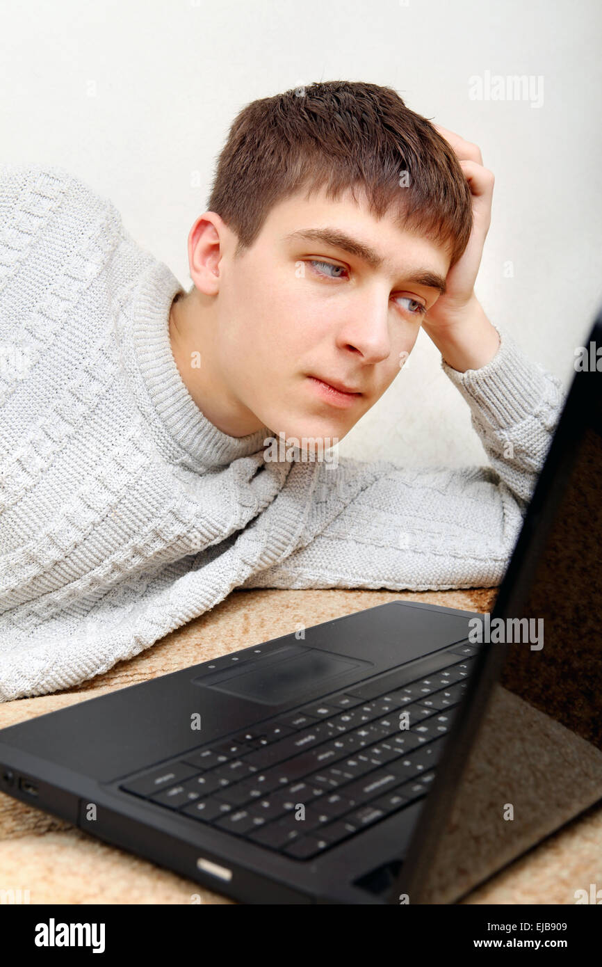 Adolescente con il computer portatile Foto Stock