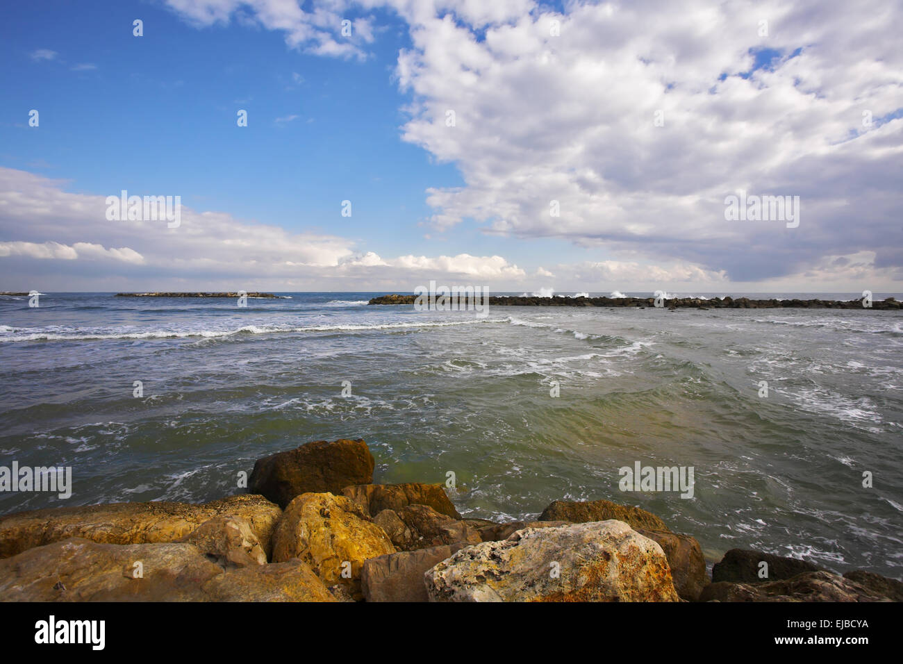 Il mare. Rocce costiere Foto Stock