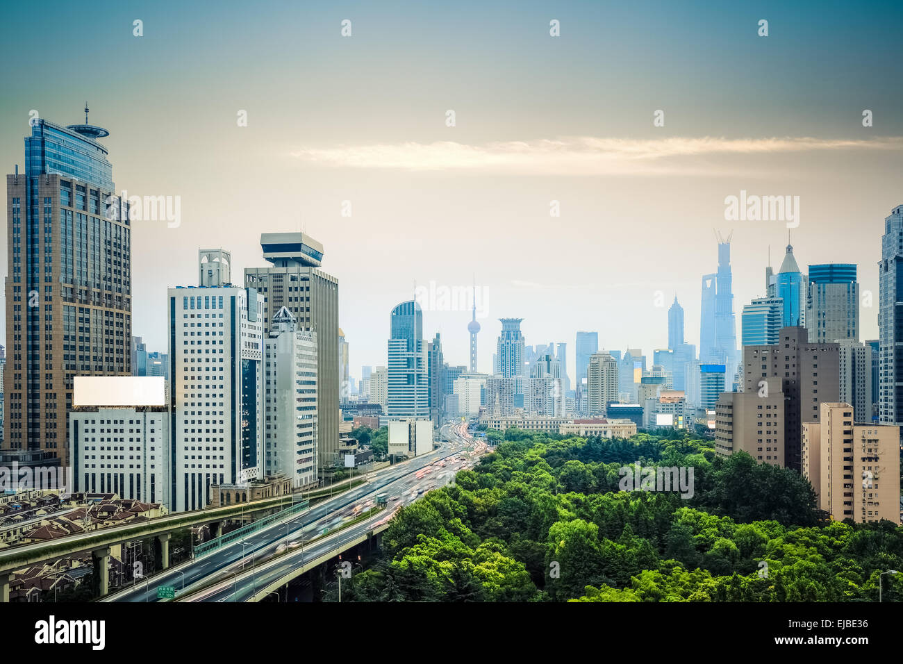 Il traffico della città e sullo skyline Foto Stock