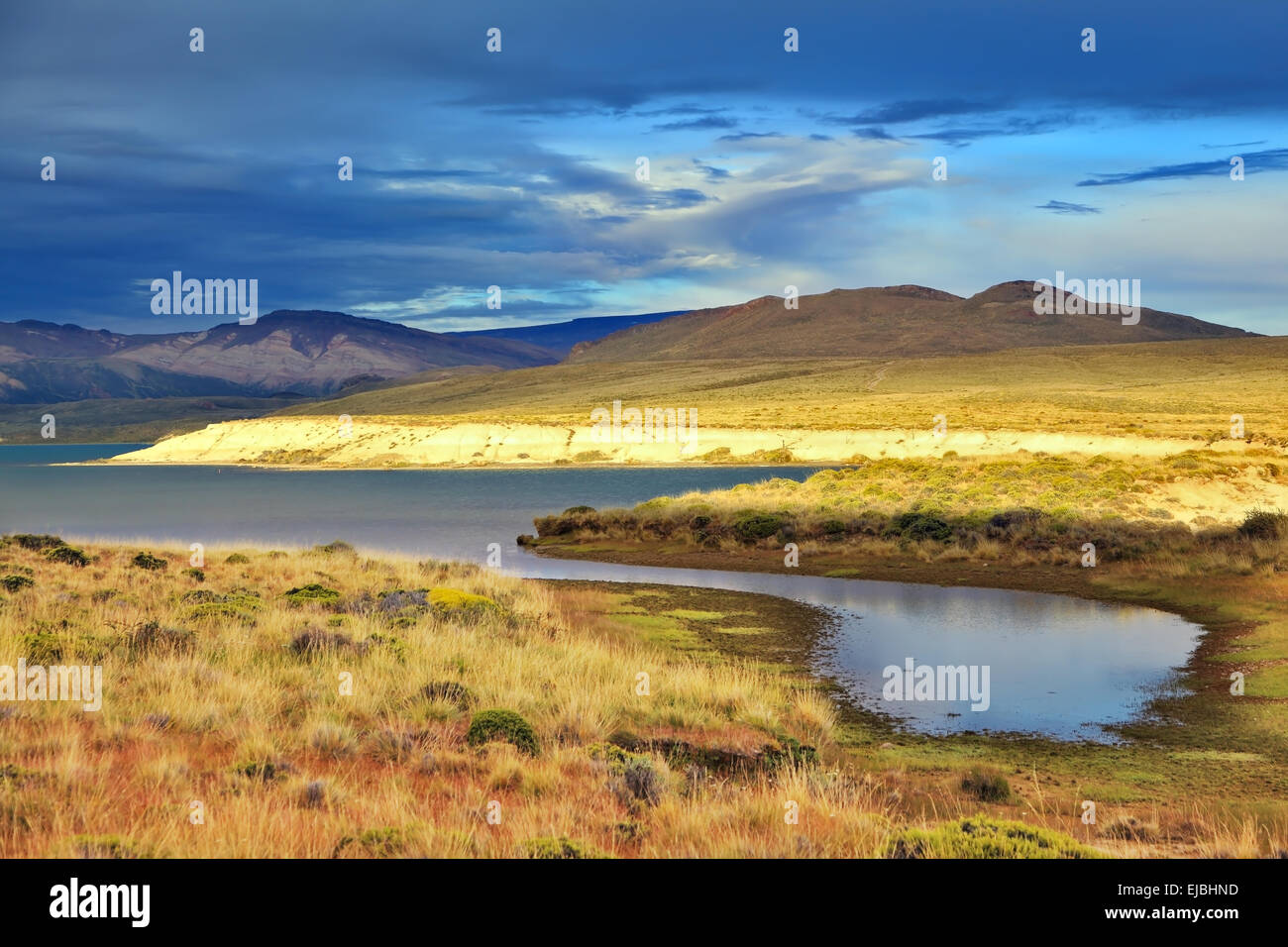 L'incantevole lago in una valle di montagna Foto Stock